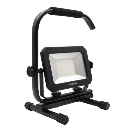 LED-Baustrahler 230 V / 30 W mit Kabel und Halterung