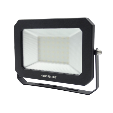 Kompakter 230 V LED-Strahler 50 W mit Halter